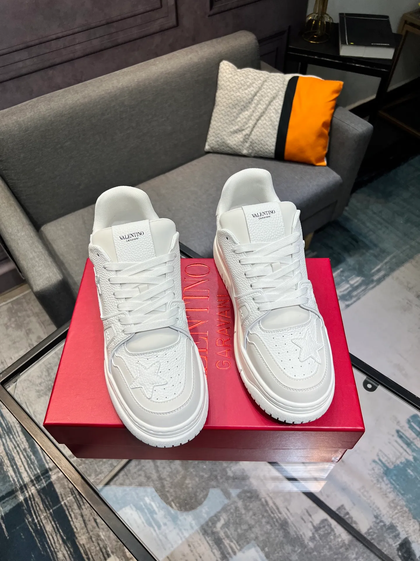 Men's Men's Shoes 💰660 Valentino 2023 early autumn new star shoes are now online! Wang Hedi and Ren Jialun have been worn by many celebrities. Who can refuse the same couple shoes as Wang Hedi! The design of Stars Stab My Heart is cool and spicy. The material of the shoes is cowhide, and every color is beautiful! Size 35-40, men’s size 39-44 (women’s 41, men’s 38, 45🉑️customized)
